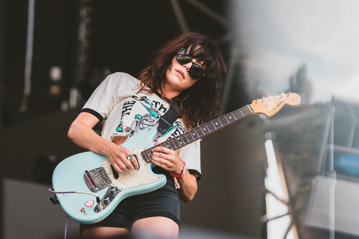 Julia Kugel of the Coathangers wailing on guitar