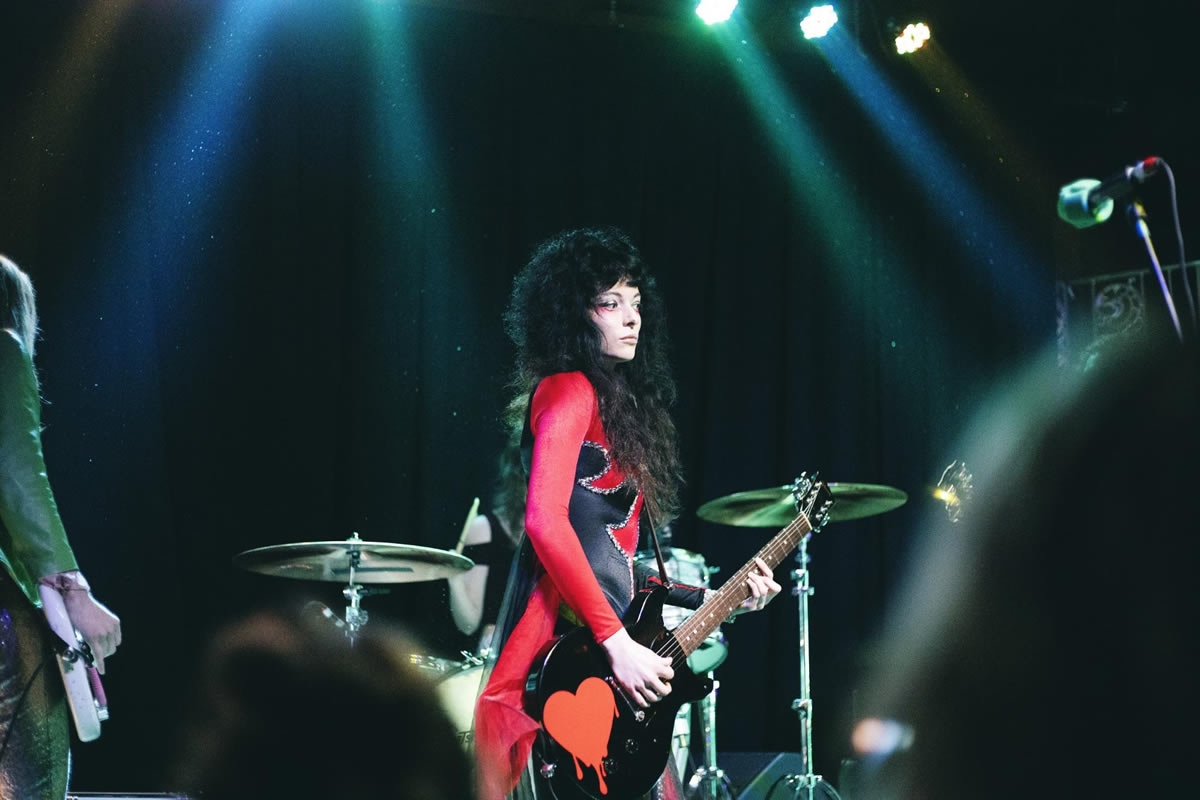 Kimi Shelter of Starbenders peforming at the Masquerade