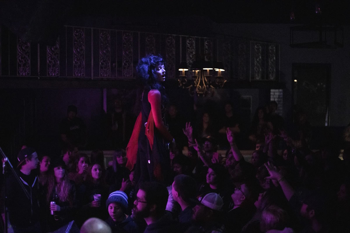 Kimi Shelter of Starbenders performing at the Masquerade